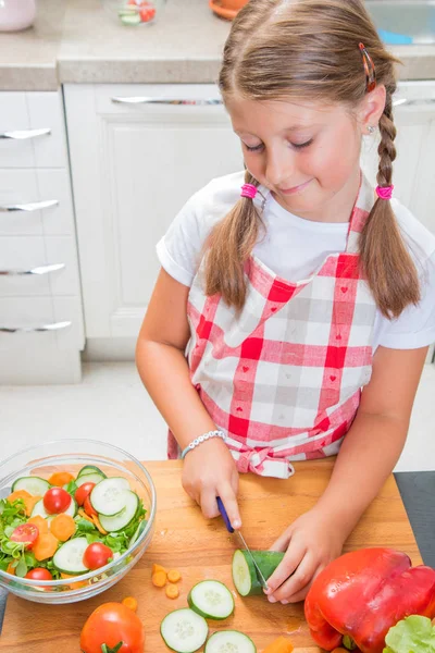 Mum and daughter are cooking together at home — 스톡 사진