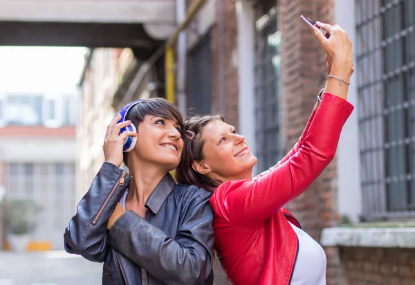 İki arkadaş şehir sokağında selfie çekiyorlar. — Stok fotoğraf