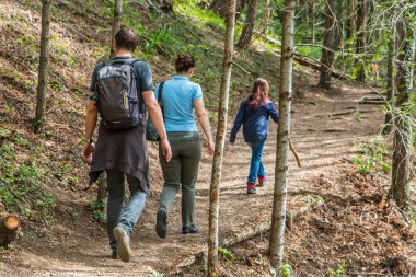 Dağ gezisi sırasında mutlu bir aile.