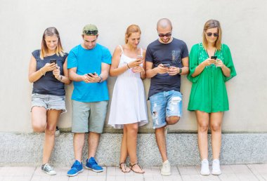 Akıllı cep telefonları izleyen arkadaş grubu - Millennials nesil