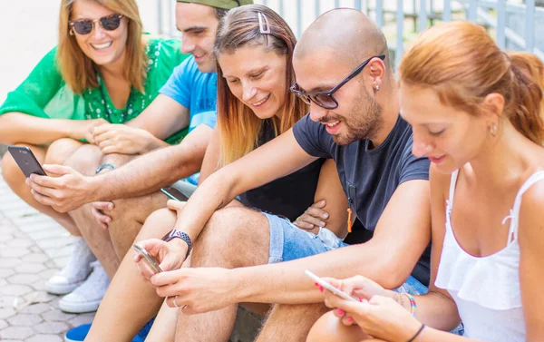 Grupo Amigos Viendo Teléfonos Móviles Inteligentes Generación Millennials — Foto de Stock