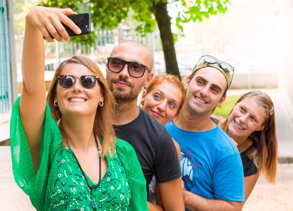 Grupo Amigos Estão Fazendo Uma Selfie — Fotografia de Stock