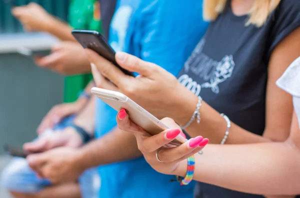 Grupp Vänner Tittar Smarta Mobiltelefoner Millennials — Stockfoto