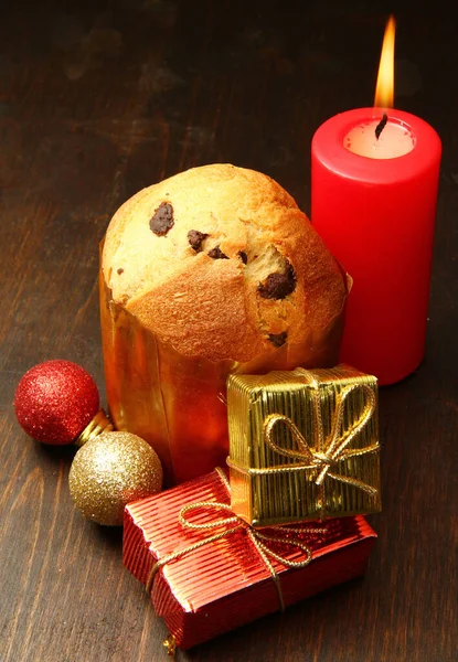 Weihnachten Panettone mit Dekoration — Stockfoto