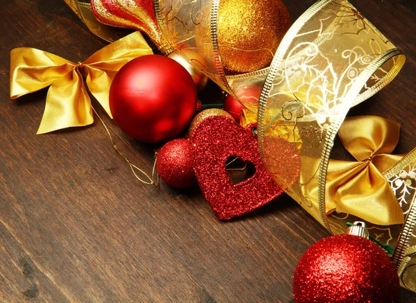 木头上漂亮的红色和金色圣诞装饰 — 图库照片