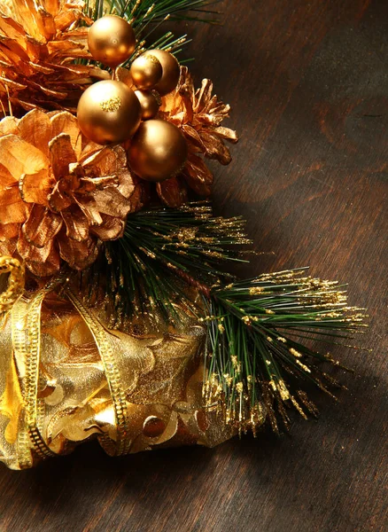 Piękne czerwone i złote świąteczne dekoracje na drewnie — Zdjęcie stockowe
