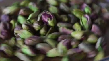 Çam fıstığı rotasyonu. Macro Green Pistachio. sağlıklı gıda konsepti.