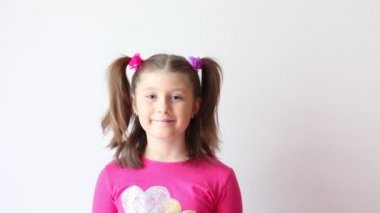 Genç kız pembe hava balonuyla oynuyor.