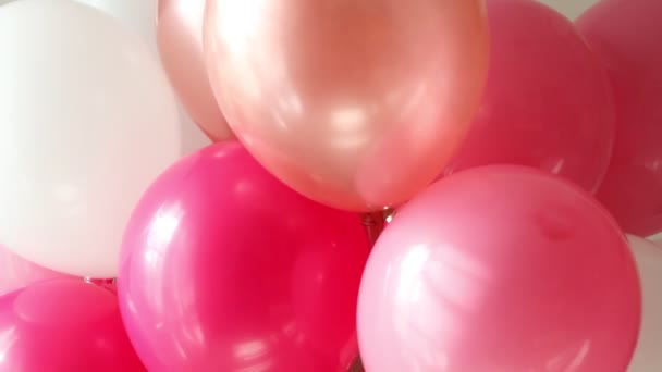 Jong Meisje Spelen Met Roze Lucht Ballon — Stockvideo