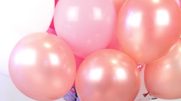 Junges Mädchen Spielt Mit Rosa Luftballon — Stockvideo