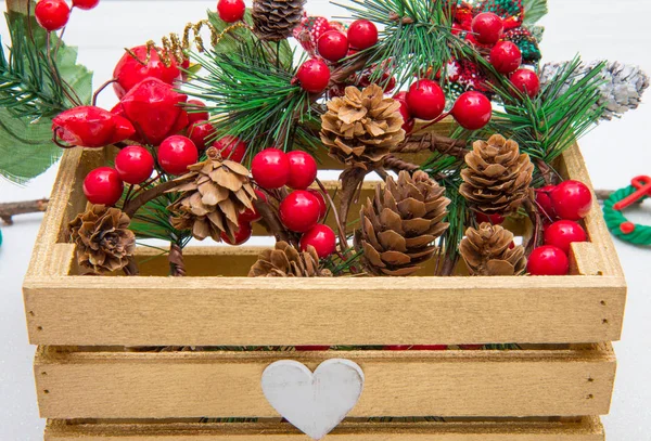 Weihnachtskranz Und Tannenzapfen Holzkiste — Stockfoto