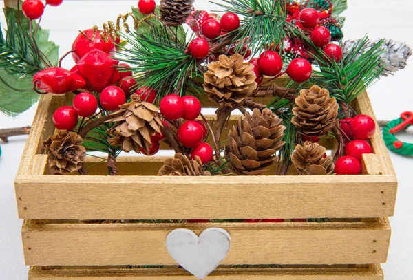 Couronne Rouge Noël Pinecone Dans Une Boîte Bois — Photo