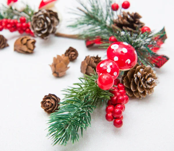 Noel kompozisyonu. Firavun ağacı dalları, beyaz üzerine kırmızı süslemeler — Stok fotoğraf