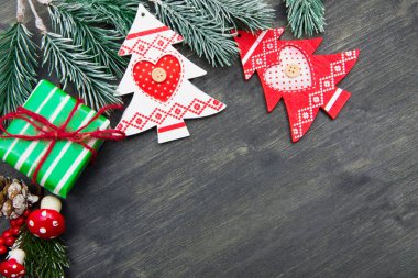 Noel ağacı ve kırmızı süslemeleri olan ahşap bir arkaplan. Kırsal Ahşap Arkaplanlı Noel Çelengi. 