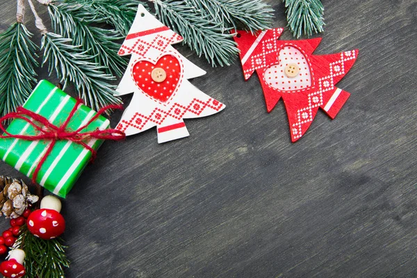 Noel ağacı ve kırmızı süslemeleri olan ahşap bir arkaplan. Kırsal Ahşap Arkaplanlı Noel Çelengi. 