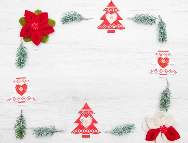 Decoración de Navidad con ramas de árbol y abeto en blanco — Foto de Stock