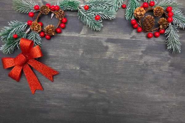 Fondo Madera Navidad Con Árbol Navidad Decoraciones Rojas Corona Navidad — Foto de Stock