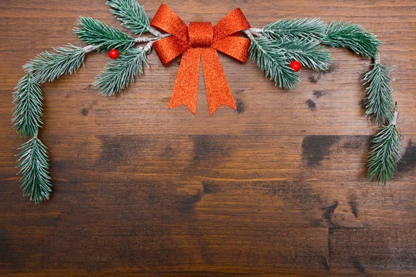 Mooie Kerstversiering Met Dennentakken Rode Strik Hout — Stockfoto