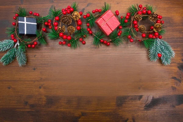 Schöne Weihnachtsdekoration mit Tannenzweigen auf Holz — Stockfoto