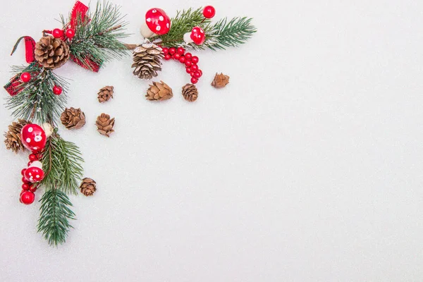 Julens sammansättning. Fir träd grenar, röda dekorationer på whi — Stockfoto