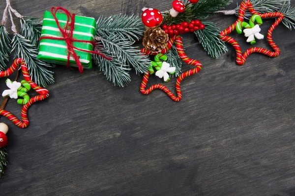 Schöne Weihnachtsdekoration Mit Tannenzweigen Auf Holz — Stockfoto