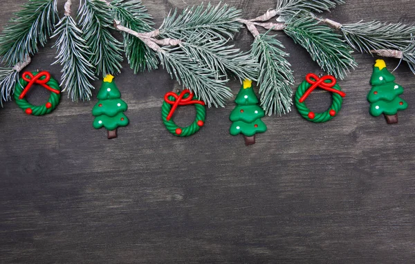 美丽的圣诞节装饰与杉木树枝在木材上 — 图库照片