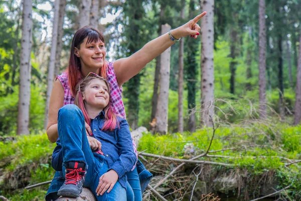 Madre e hija están haciendo una selfie sentarse en el tronco de un tre — Foto de Stock