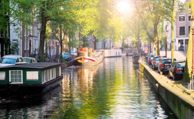 Amsterdam 'daki kanallardan biri.