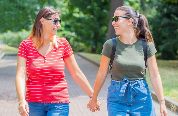 Feliz juguetón novias en el amor compartir tiempo juntos — Foto de Stock