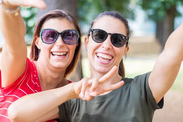 Glücklich Verspielte Freundinnen Der Liebe Teilen Die Gemeinsame Zeit — Stockfoto