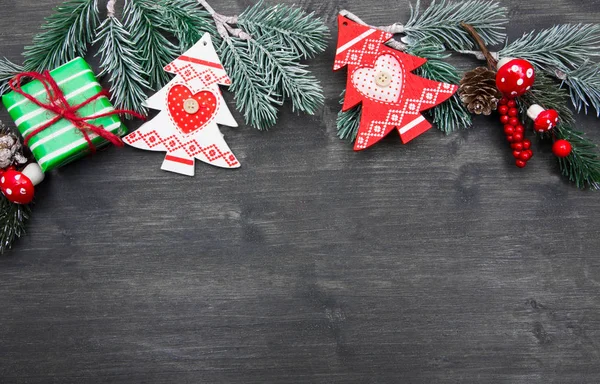 Fir kerstboom met decoratie op donkere houten bord — Stockfoto