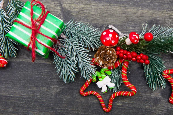 Fir Kerstboom Met Decoratie Donkere Houten Bord — Stockfoto