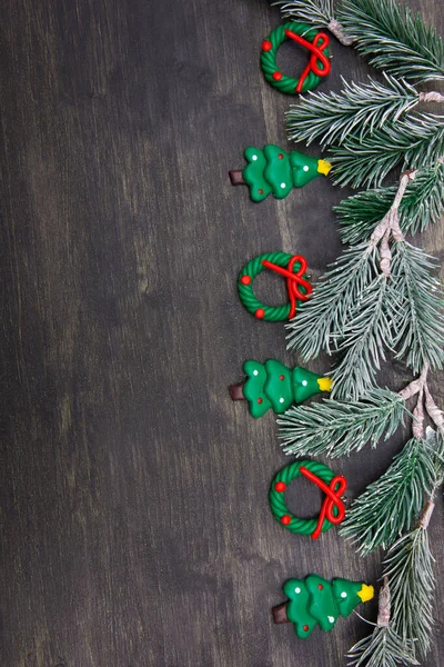 Vánoční Strom Jedle Výzdobou Tmavé Dřevěné Desce — Stock fotografie