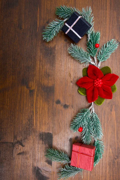 Fir Kerstboom Met Decoratie Donkere Houten Bord — Stockfoto