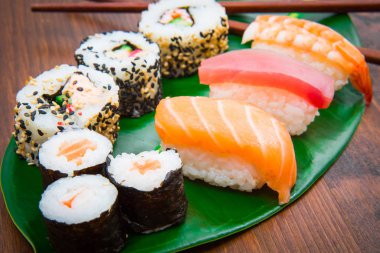 Çeşitli Japon suşi yiyecekleri. Yiyebildiğin kadar menü ye. Maki ve rol.