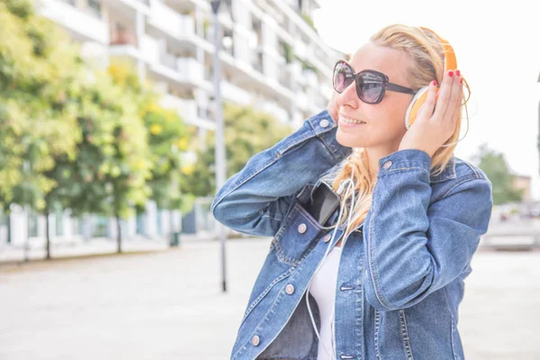 Beautiful Woman Listening Music Headphone — Stock Photo, Image