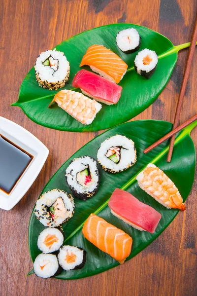 Sushi mixto en hoja verde —  Fotos de Stock