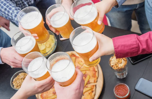 Grupo Amigos Felizes Bebendo Brindando Cerveja Pub — Fotografia de Stock