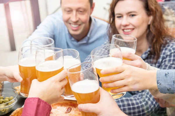 Grupo de amigos felizes torcendo em casa com cerveja e se divertindo — Fotografia de Stock