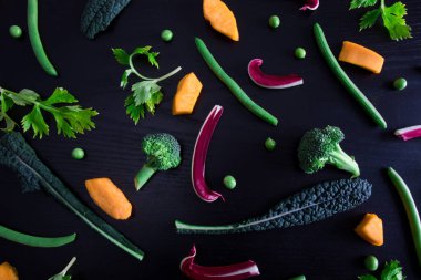 Kara Ba 'ya izole edilmiş çeşitli renkli sebzelerin üst görünümü