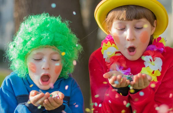 Engraçado crianças meninas celebrar carnaval sorrindo e se divertindo w — Fotografia de Stock