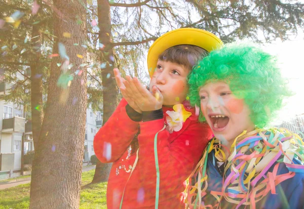 Niños divertidos niñas celebran el carnaval sonriendo y divirtiéndose —  Fotos de Stock