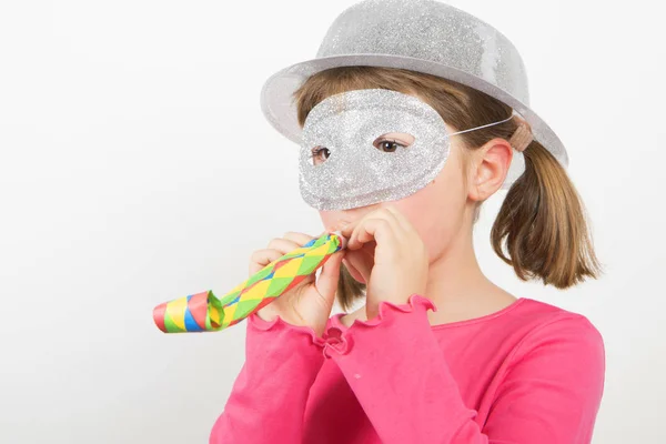 Glimlachend klein meisje met zilveren masker en zilveren hoed geïsoleerd op — Stockfoto