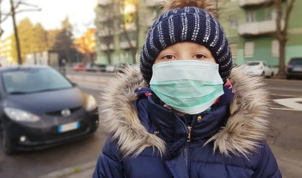 Giovane ragazza in maschera medica sterile protettiva — Foto Stock