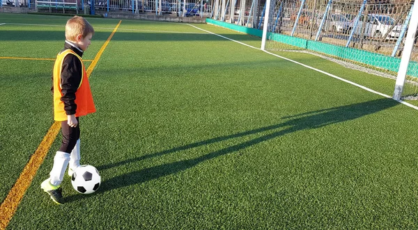 Νεαρό Αγόρι Προπόνηση Ποδοσφαίρου Στο Γήπεδο — Φωτογραφία Αρχείου