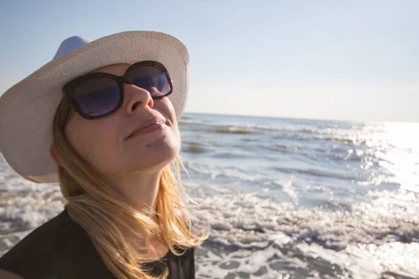 Mujer Con Sombrero Gafas Sol Relajante Playa Soleada — Foto de Stock