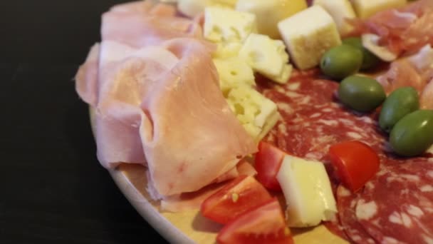 Kaas Vlees Voorgerecht Selectie Prosciutto Parma Salami Italiaanse Kaas Broodstokjes — Stockvideo