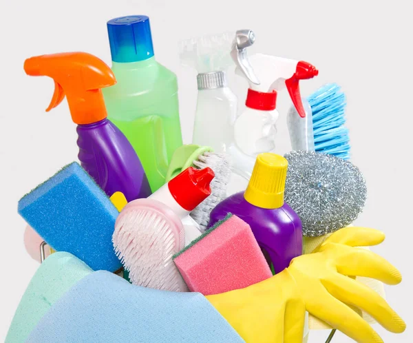 Volle Packung Reinigungsmittel Und Handschuhe Isoliert Auf Weiß — Stockfoto