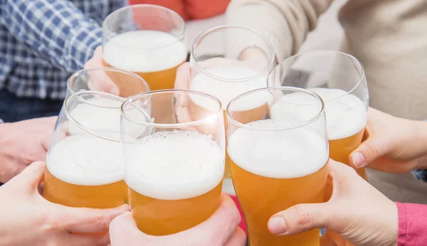 Grupo Amigos Felizes Bebendo Brindando Cerveja — Fotografia de Stock