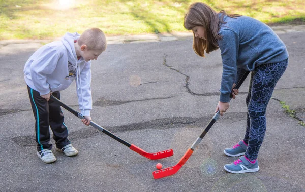 Les Enfants Jouent Hockey Dans Rue — Photo